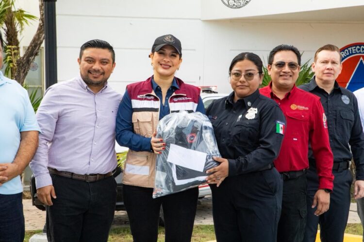 Estefanía Mercado entrega uniformes a Protección Civil y anuncia incremento salarial histórico para Bomberos