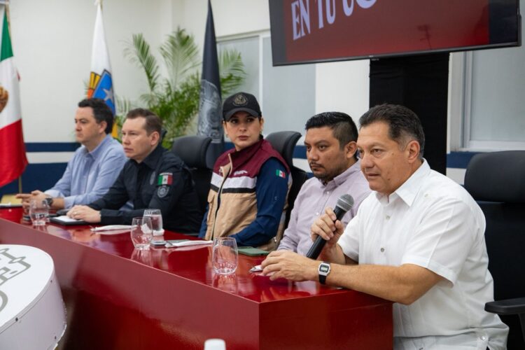 Estefanía Mercado presenta a Alberto Farfán como titular de la recién creada Dirección de Vivienda y Regularización