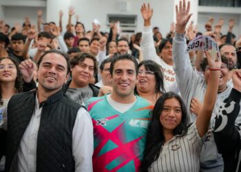 Gino Segura dialoga con jóvenes universitarios de Quintana Roo