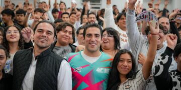 Gino Segura dialoga con jóvenes universitarios de Quintana Roo