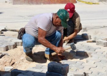 Gobierno Municipal avanza con la instalación de adocretos en el Centro de Isla Mujeres
