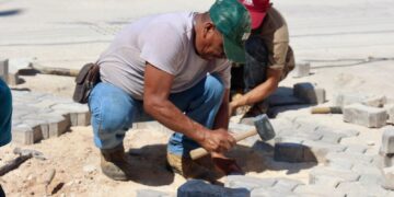 Gobierno Municipal avanza con la instalación de adocretos en el Centro de Isla Mujeres