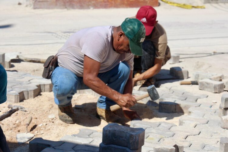 Gobierno Municipal avanza con la instalación de adocretos en el Centro de Isla Mujeres