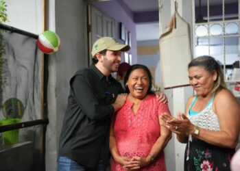 Fernando Muñoz escucha y camina cercano a su gente de Playa del Carmen