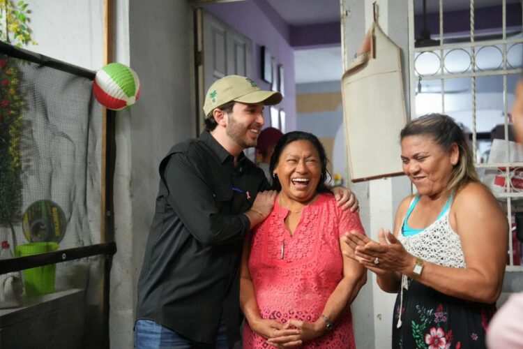 Fernando Muñoz escucha y camina cercano a su gente de Playa del Carmen