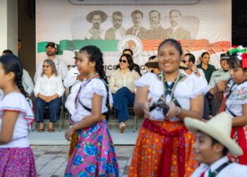 Multitudinario desfile en Playa del Carmen por el 115 aniversario del inicio de la Revolución Mexicana
