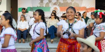 Multitudinario desfile en Playa del Carmen por el 115 aniversario del inicio de la Revolución Mexicana