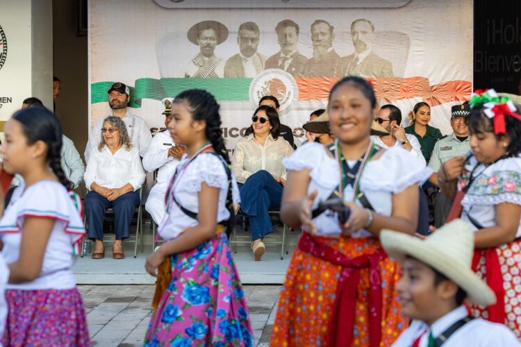 Multitudinario desfile en Playa del Carmen por el 115 aniversario del inicio de la Revolución Mexicana