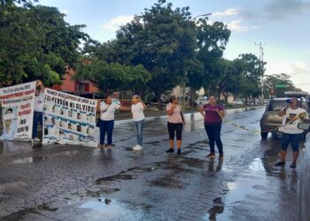 Bloquean ‘Madres Buscadoras’ la avenida Nichupté; exigen cárcel para Santamaría