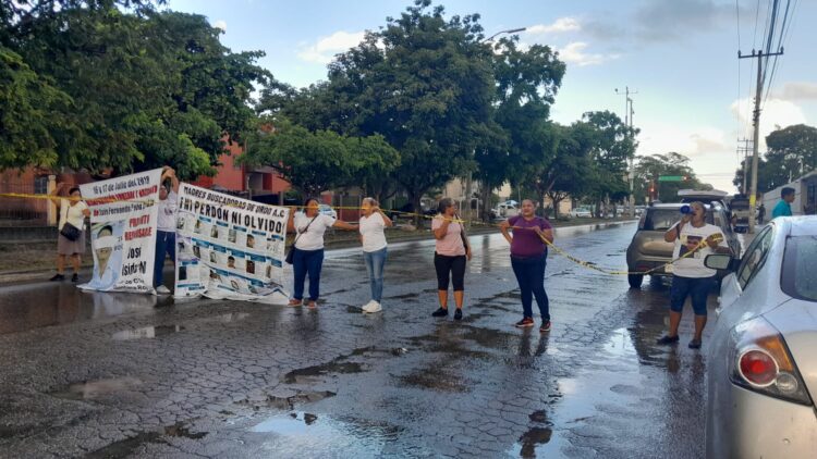 Bloquean ‘Madres Buscadoras’ la avenida Nichupté; exigen cárcel para Santamaría