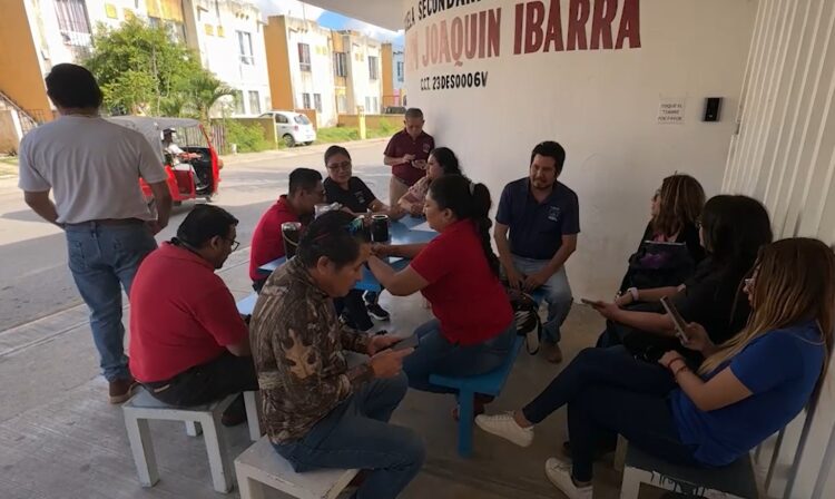 Maestros de secundaria en Cancún se van al paro; llevan 3 meses sin cobrar