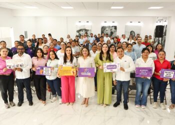 Magistrada del TEQROO, Thalía Hernández, imparte conferencia sobre VPG en Bacalar