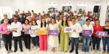 Magistrada del TEQROO, Thalía Hernández, imparte conferencia sobre VPG en Bacalar