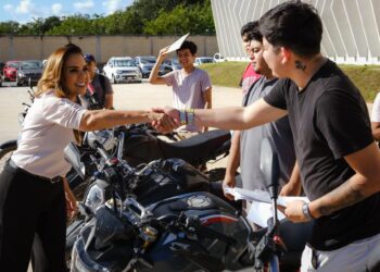 Mara Lezama entrega 16 motocicletas recuperadas y exhorta a fortalecer la cultura de la denuncia