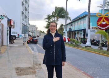 Avanza el retiro de postes en la avenida Rueda Medina de Isla Mujeres; 26 desmontados en el segundo día de trabajos