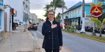 Avanza el retiro de postes en la avenida Rueda Medina de Isla Mujeres; 26 desmontados en el segundo día de trabajos