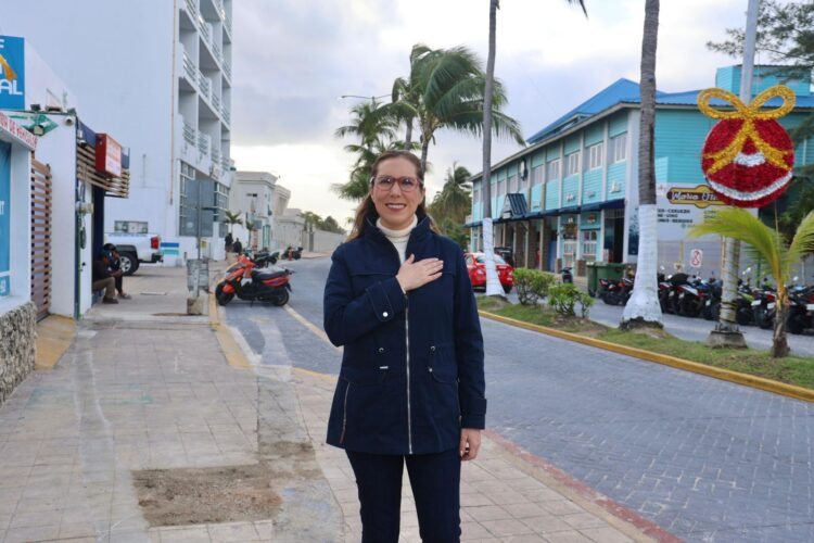 Avanza el retiro de postes en la avenida Rueda Medina de Isla Mujeres; 26 desmontados en el segundo día de trabajos