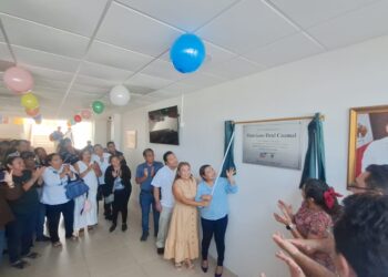 Otorga UT Tulum becas a hijos de ejidatarios, develan placa en honor a Marciano Dzul