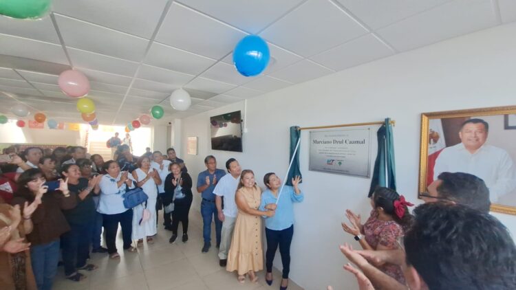 Otorga UT Tulum becas a hijos de ejidatarios, develan placa en honor a Marciano Dzul