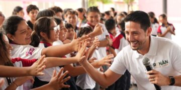 Renán Sánchez Tajonar destaca el compromiso de la gobernadora Mara Lezama con la educación de Cozumel