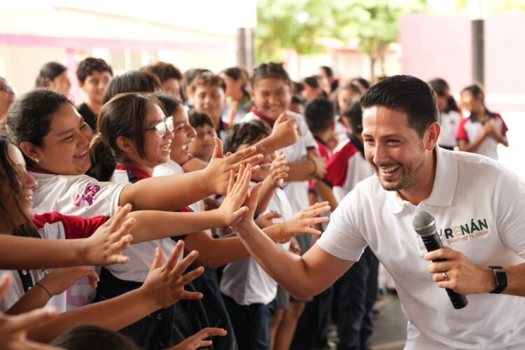 Renán Sánchez Tajonar destaca el compromiso de la gobernadora Mara Lezama con la educación de Cozumel