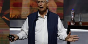 Grupo Salinas prevé revés en la Corte y amaga con demandar al SAT