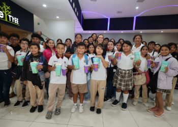 Gobierno Municipal lleva al cine a 400 niños y jóvenes de Isla Mujeres