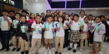 Gobierno Municipal lleva al cine a 400 niños y jóvenes de Isla Mujeres