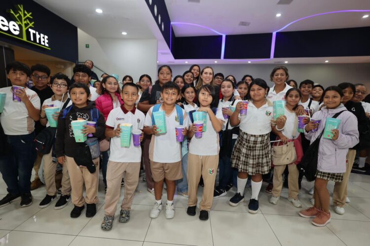Gobierno Municipal lleva al cine a 400 niños y jóvenes de Isla Mujeres