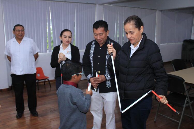 Chucho Pool impulsa apoyos para niñas y niños con discapacidad visual en Cancún