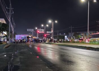 Bloquean carretera federal en entrada sur de Playa del Carmen, por detención de líder de invasión