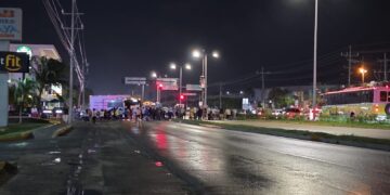 Bloquean carretera federal en entrada sur de Playa del Carmen, por detención de líder de invasión
