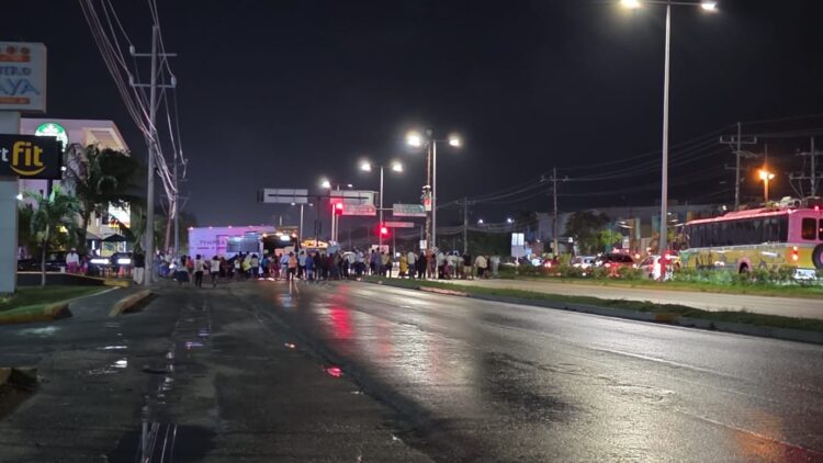 Bloquean carretera federal en entrada sur de Playa del Carmen, por detención de líder de invasión