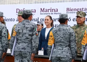 Sheinbaum da reconocimientos a militares y civiles que auxiliaron a afectados por lluvias de octubre