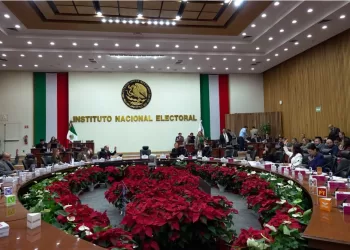 Advierten posible conflicto de interés en licitación para elaborar credenciales del INE