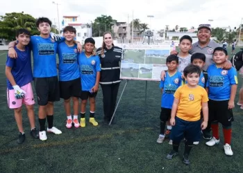 Gobierno de Atenea Gómez avanza con la rehabilitación del campo de fútbol soccer de la Salina
