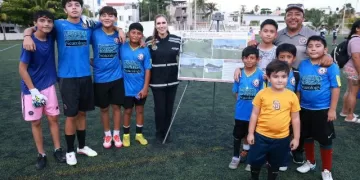 Gobierno de Atenea Gómez avanza con la rehabilitación del campo de fútbol soccer de la Salina