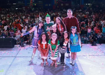 Atenea Gómez Ricalde celebra con éxito rotundo el Festival Navideño de Isla Mujeres