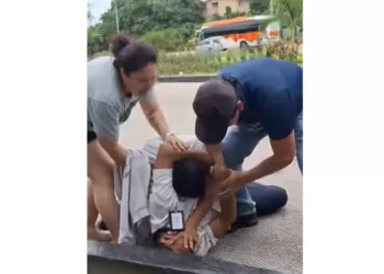 Captan en video riña entre choferes de vanes afuera de hotel de la Riviera Maya