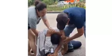 Captan en video riña entre choferes de vanes afuera de hotel de la Riviera Maya
