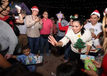 Acompaña Blanca Merari a la gobernadora Mara Lezama en el encendido del Árbol Navideño en la Explanada de la Bandera