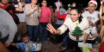 Acompaña Blanca Merari a la gobernadora Mara Lezama en el encendido del Árbol Navideño en la Explanada de la Bandera