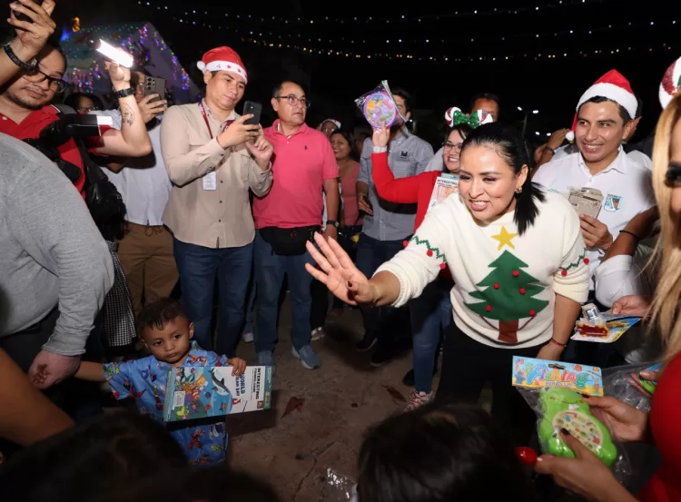 Acompaña Blanca Merari a la gobernadora Mara Lezama en el encendido del Árbol Navideño en la Explanada de la Bandera
