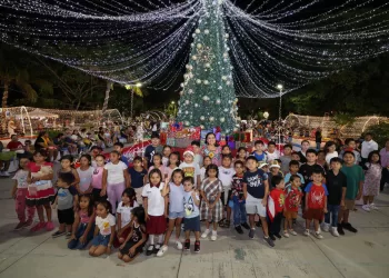 Iluminamos Puerto Morelos y mantenemos viva la tradición navideña: Blanca Merari
