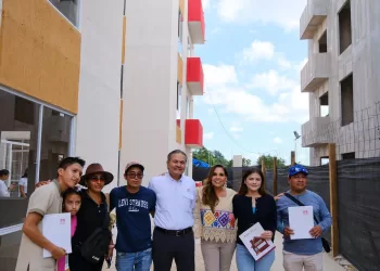 Entregan Mara Lezama y Octavio Romero hogares a familias de Cancún con programa Viviendas para el Bienestar