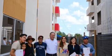 Entregan Mara Lezama y Octavio Romero hogares a familias de Cancún con programa Viviendas para el Bienestar