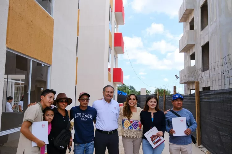 Entregan Mara Lezama y Octavio Romero hogares a familias de Cancún con programa Viviendas para el Bienestar