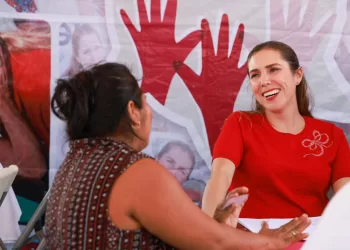 Atenea Gómez Ricalde mantiene cercanía con el pueblo isleño con el programa ATEndiendo a la Gente