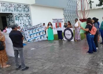 Protesta Red de Víctimas ante el Tribunales de Chetumal, por acoso a abogada