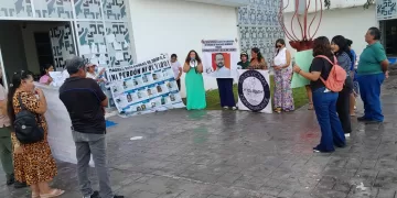 Protesta Red de Víctimas ante el Tribunales de Chetumal, por acoso a abogada